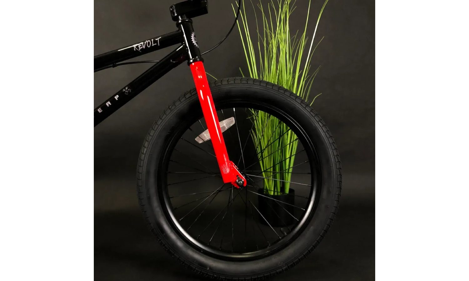 Велосипед Outleap BMX Revolt 20" рама 20,00" черный 4 Велосипед Outleap BMX Revolt 20" рама 20,00" черный 4