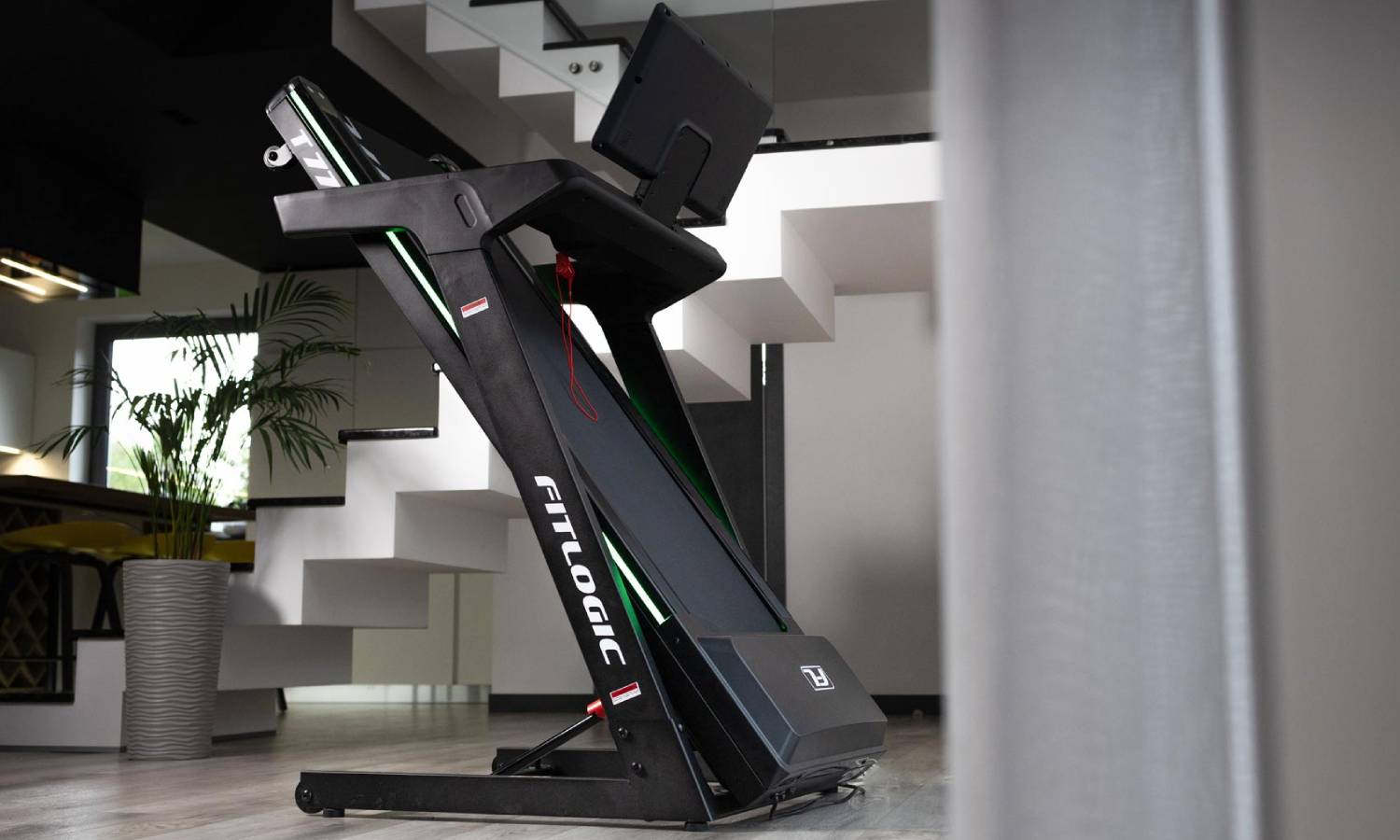 Беговая дорожка FitLogic T771 2