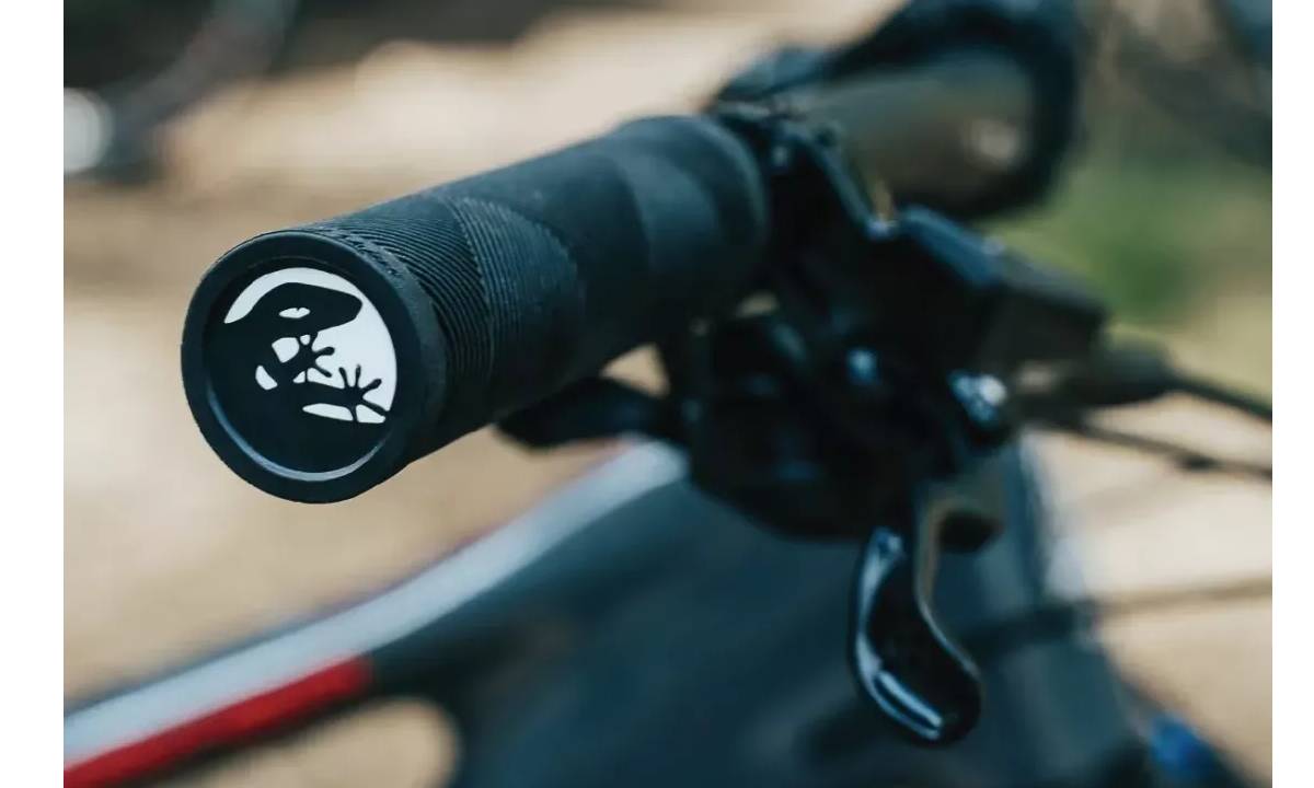 Грипсы Lizard Skins STRATA Lock-On, 135мм, jet black 5 Грипсы Lizard Skins STRATA Lock-On, 135мм, jet black 5