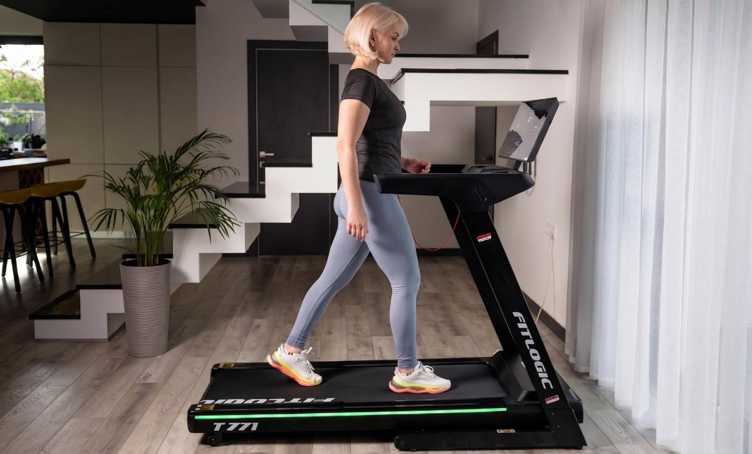 Беговая дорожка FitLogic T771 4
