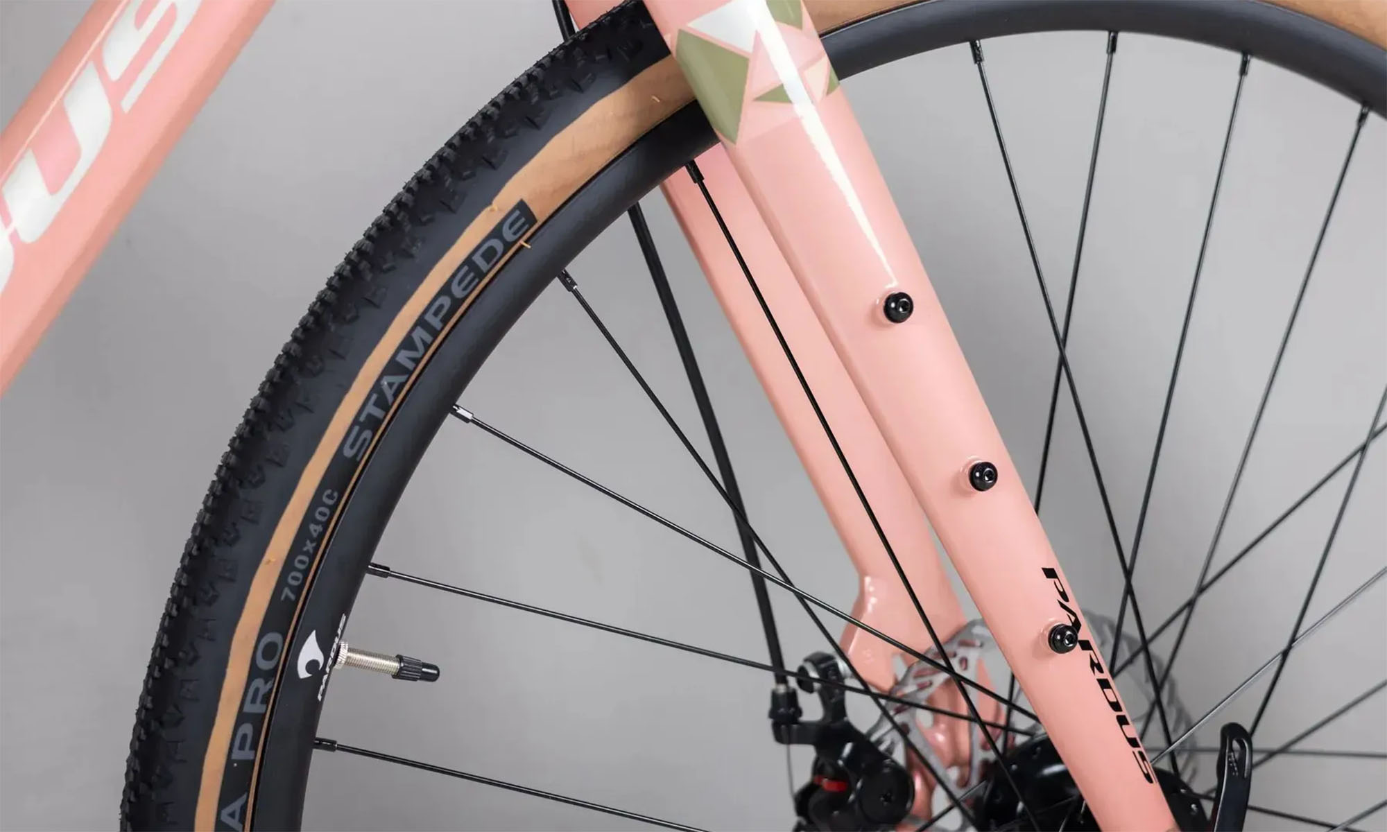 Велосипед PARDUS Gravel Explore Sport 28", размер L, год 2023, серый / красный - PDGES55GR 2 Велосипед PARDUS Gravel Explore Sport 28", размер L, год 2023, серый / красный - PDGES55GR 2