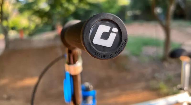 Гріпси ODI Longneck v 2.1 Lock - on чорні з чорними замками 8 Гріпси ODI Longneck v 2.1 Lock - on чорні з чорними замками 8