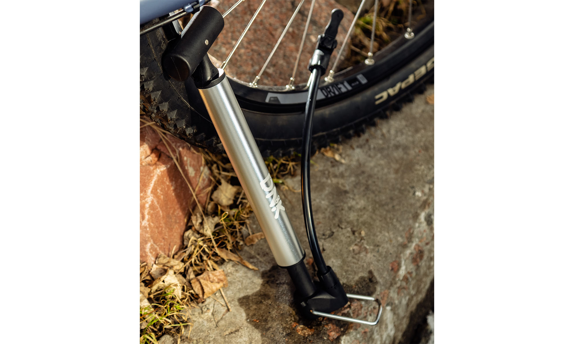 Насос компактний DNK Step 10 алюміній, макс. тиск 120 psi, голівка під FV/AV 2 Насос компактний DNK Step 10 алюміній, макс. тиск 120 psi, голівка під FV/AV 2