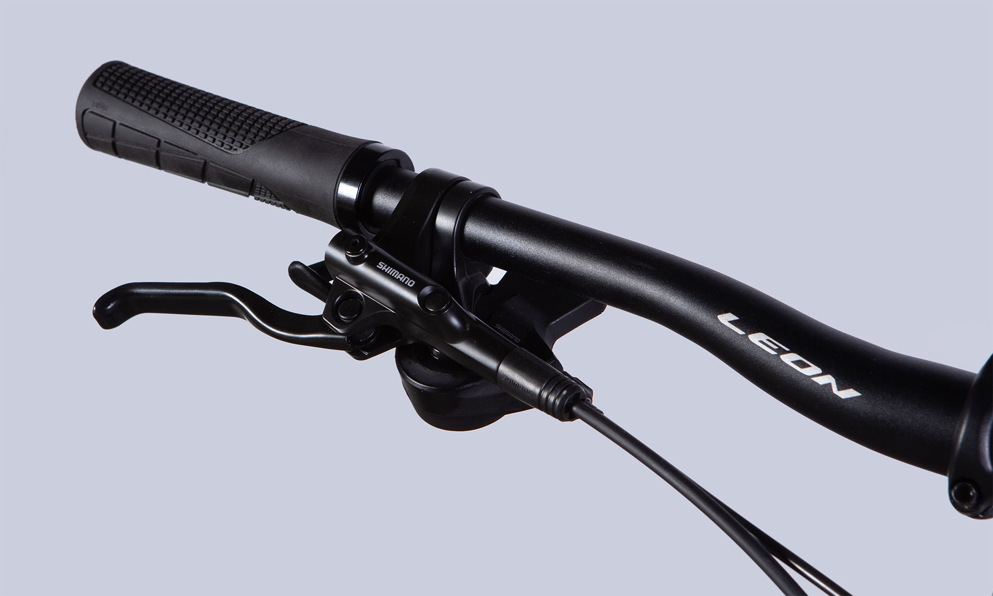 Велосипед Leon XC 75 HDD 27,5", размер M, рама 18", 2025, черный с красным 2 Велосипед Leon XC 75 HDD 27,5", размер M, рама 18", 2025, черный с красным 2