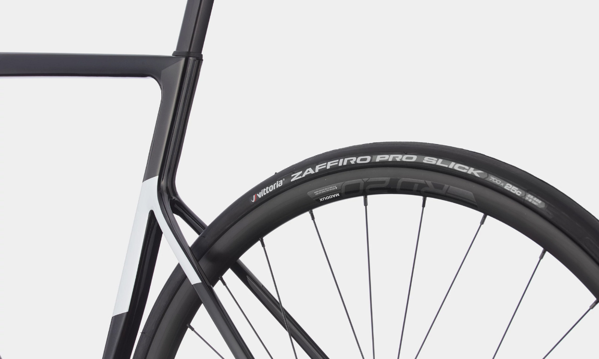Фотография Велосипед Cannondale SUPERSIX EVO Carbon Disc 105 28" (2021) 2021 Черно-белый 6