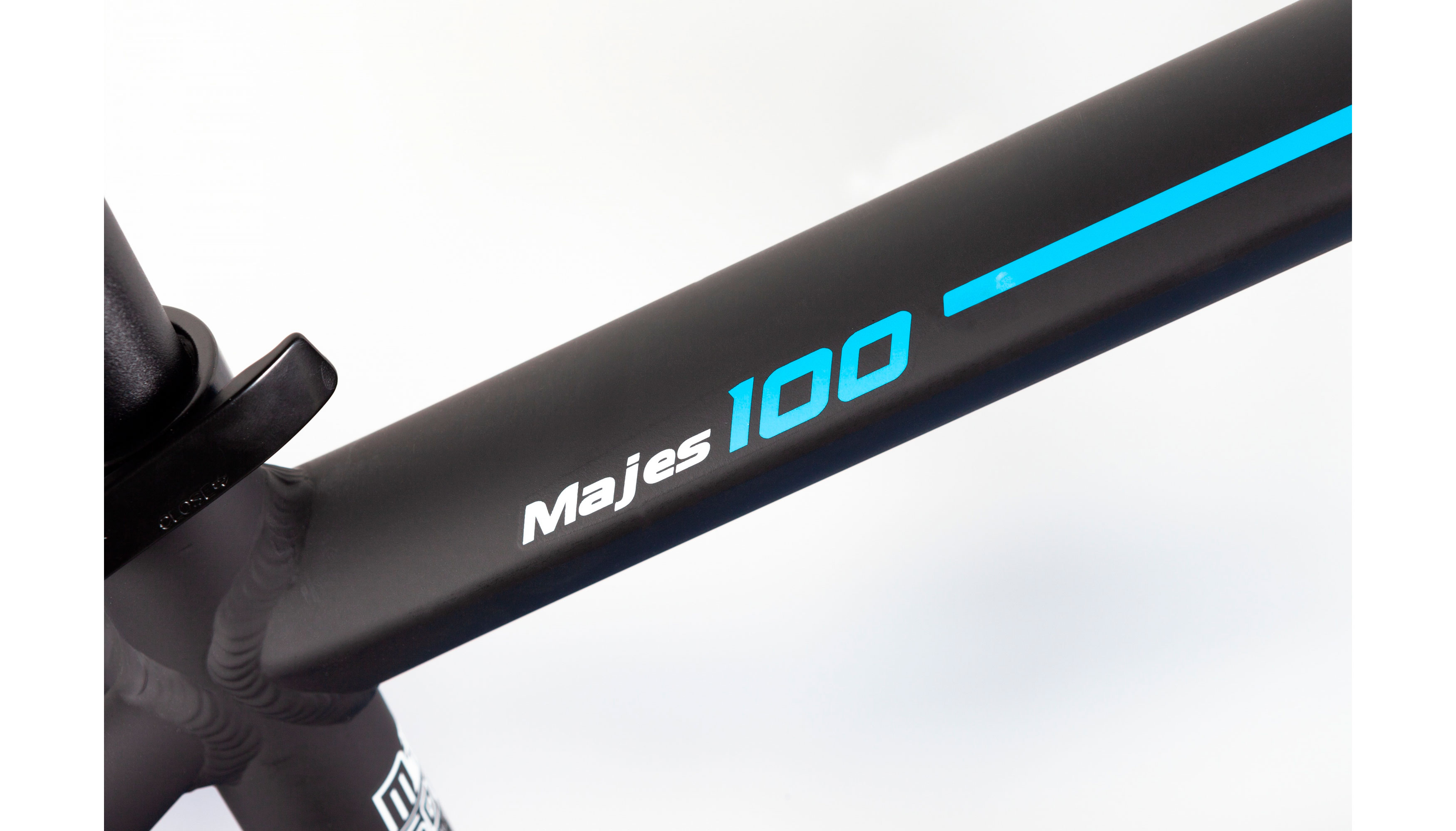 Фотография Велосипел Trinx M100 Elite Majes 27.5" размер S рама 16 2022 Matt-Black-White-Blue 2