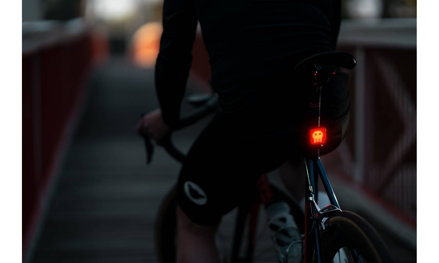 Мигалка задняя Knog Blinder Skull Array Rear 100 Lumens 5