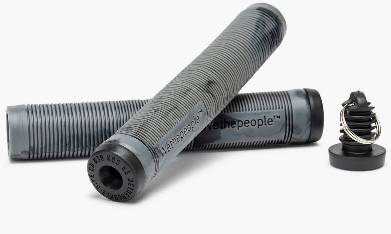 Грипсы WeThePeople PERFECT without flange 165mm Ø 29.5mm серые с черными разводами, с брелком барендой 2 Грипсы WeThePeople PERFECT without flange 165mm Ø 29.5mm серые с черными разводами, с брелком барендой 2