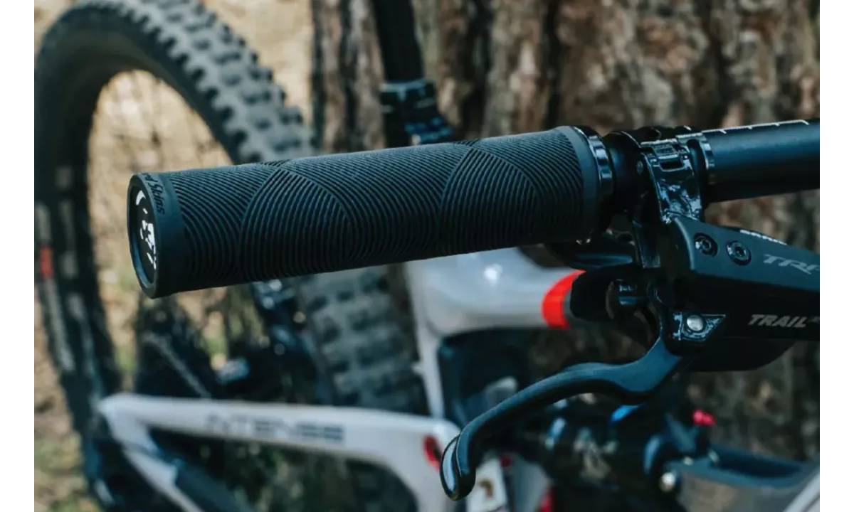 Грипсы Lizard Skins STRATA Lock-On, 135мм, jet black 4 Грипсы Lizard Skins STRATA Lock-On, 135мм, jet black 4