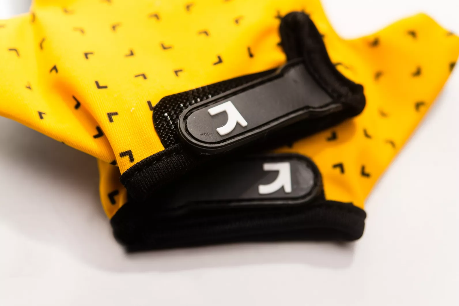 Фотография Перчатки детские Green Cycle FLASH без пальцев, желто-черные, размер XS 3