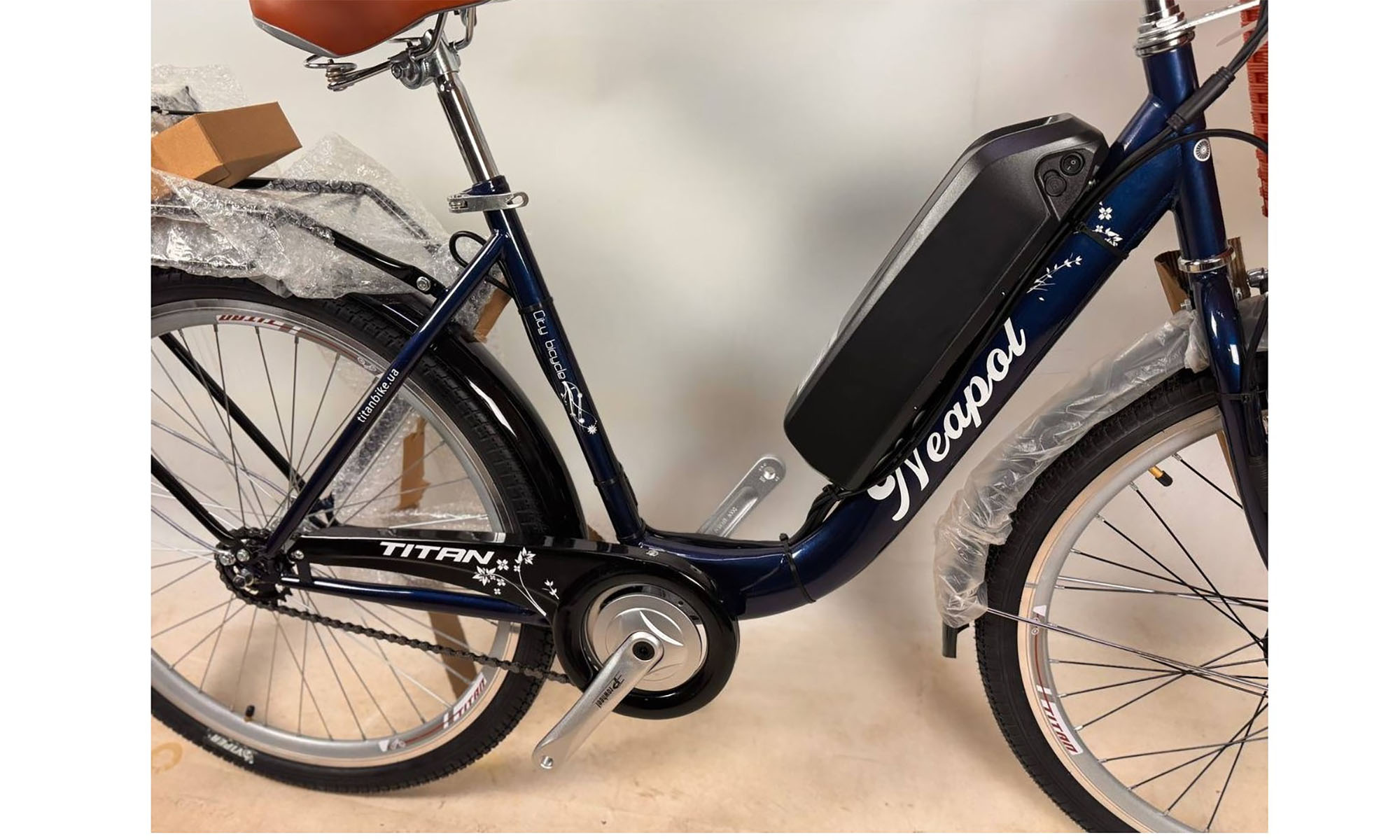 Фотографія Электровелосипед Titan Neapol 26", размер M, рама 18", 2021, Синий 350W 36V10Ah с дисплеем 3
