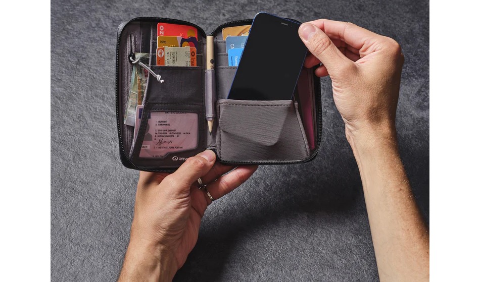 Фотография Кошелек Lifeventure Recycled RFID Mini Travel Wallet grey 2