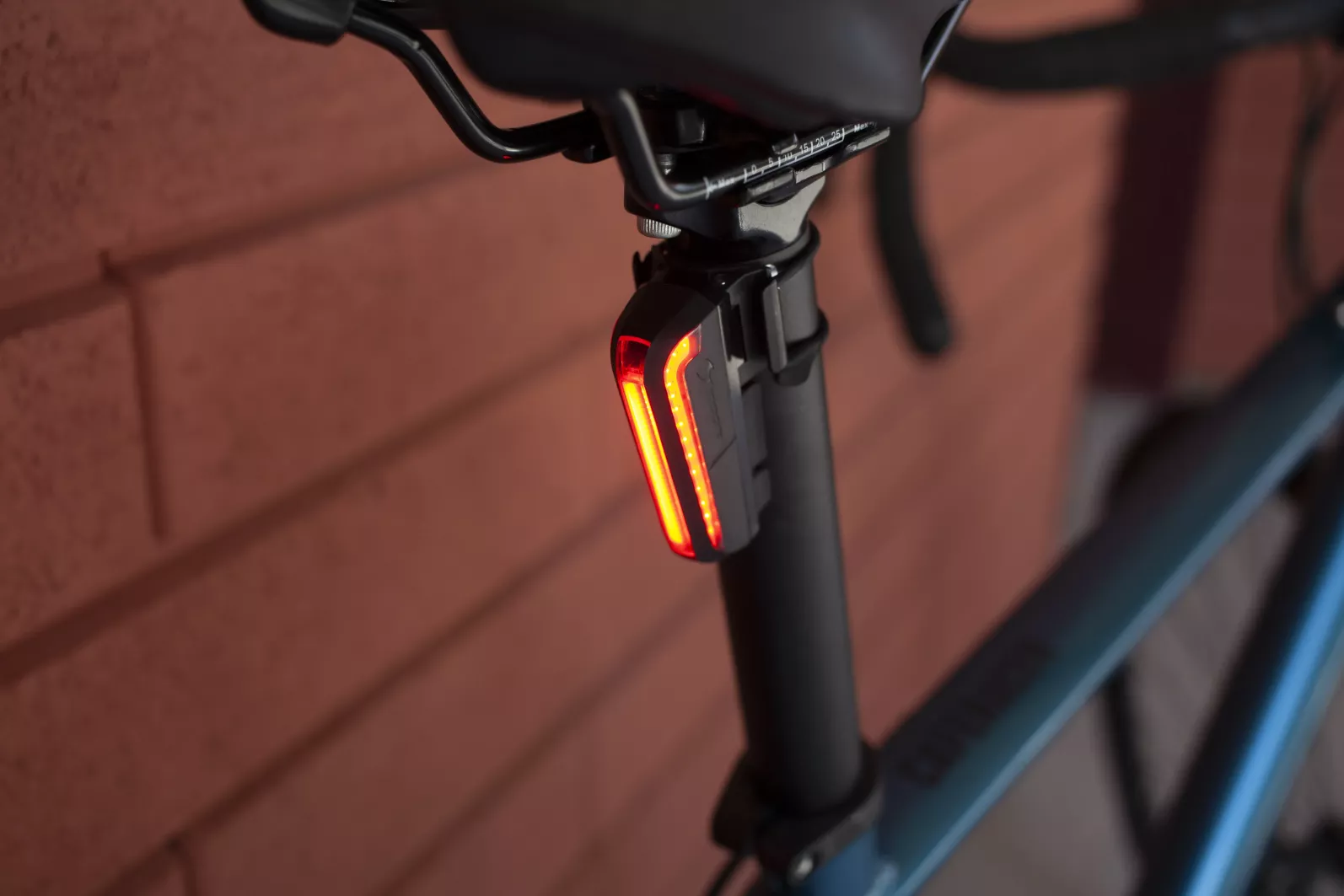 Мигалка задня Moon Cerberus 150 люмен, вбудований акумулятор, USB TYPE-C кабель, Чорна 3