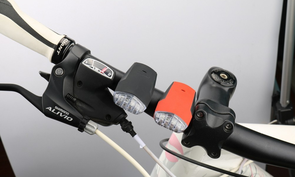Фотография Фонарь-мигалка передняя BC-FL1530, 4 светодиода питание Li-on 220 мАч USB, черный