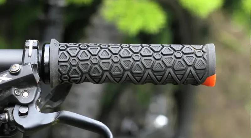 Грипсы ODI Vanquish v2.1 Lock-On MTB Closed End Graphite 4