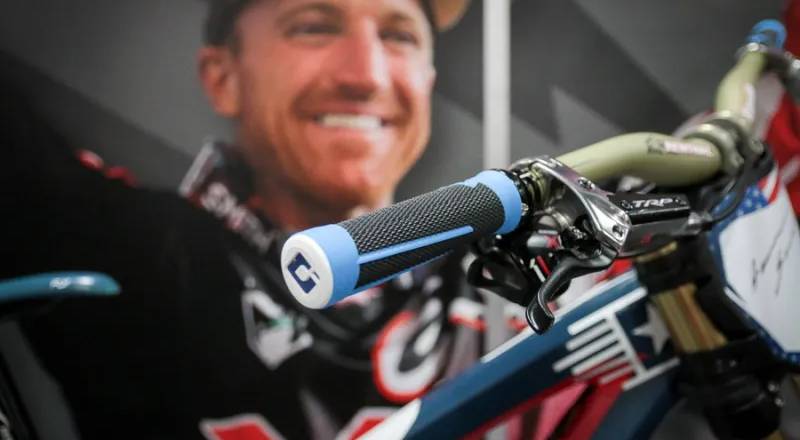 Грипсы ODI AG-2 Signature V2.1 Lock-On черно-синие с черными замками 3