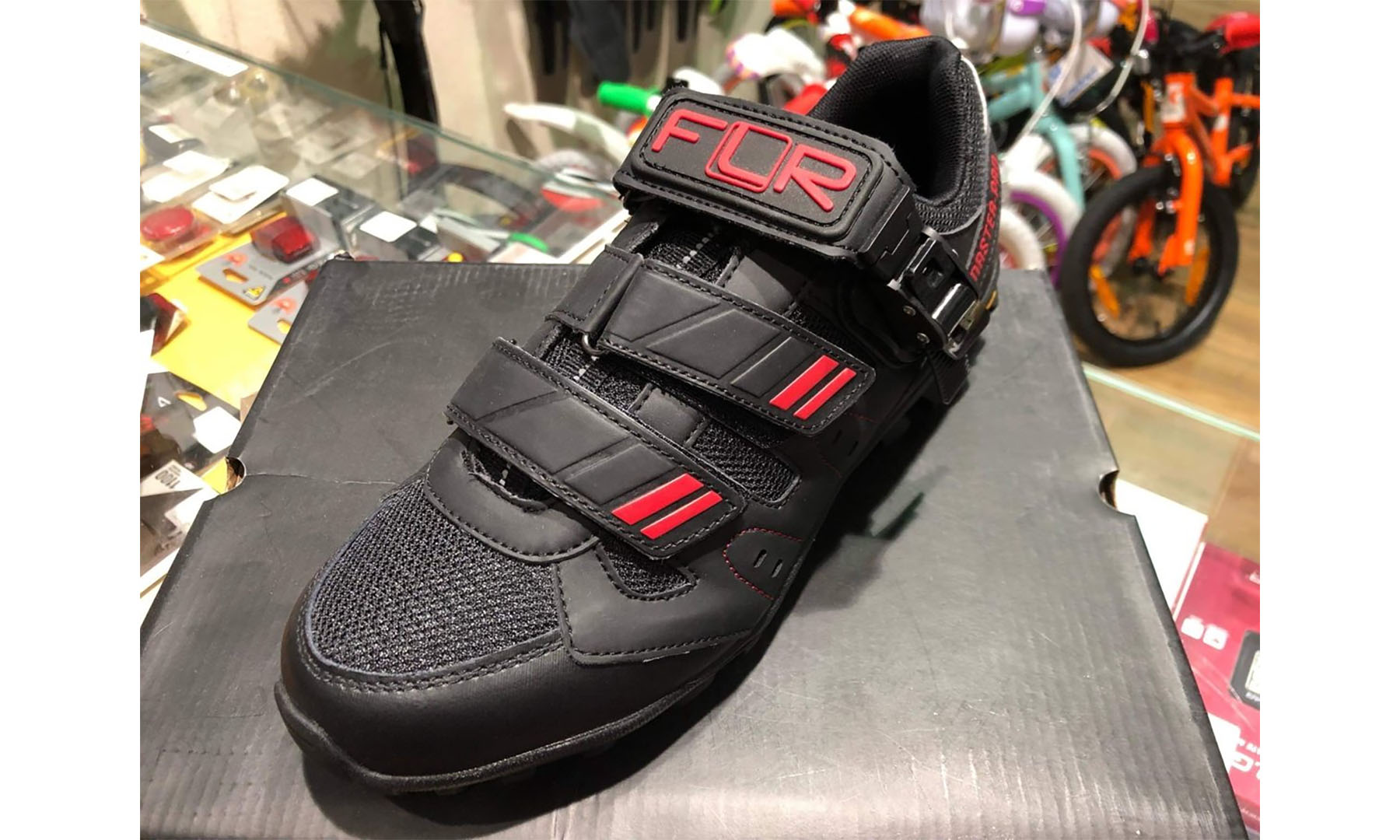 Велосипедные туфли МТБ FLR Bushmaster Pro черные/красные, размер 40 5