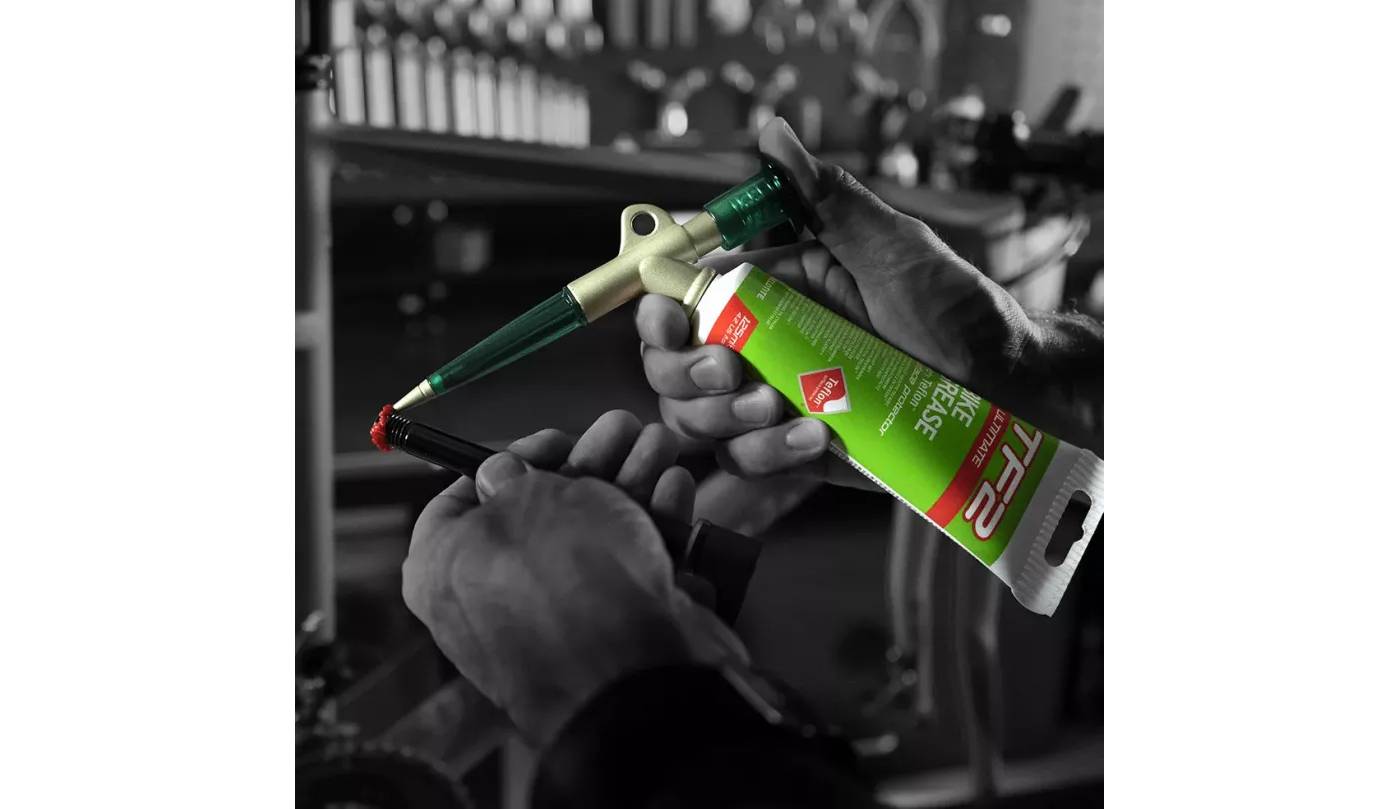 Фотография Набор Weldtite 06009 содержит пистолет 06008 + смазка консистентная 02019 Bike Grease with Teflon™, 125мл 2