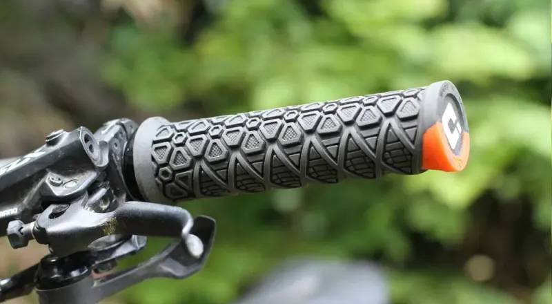 Грипсы ODI Vanquish v2.1 Lock-On MTB Closed End Graphite 10