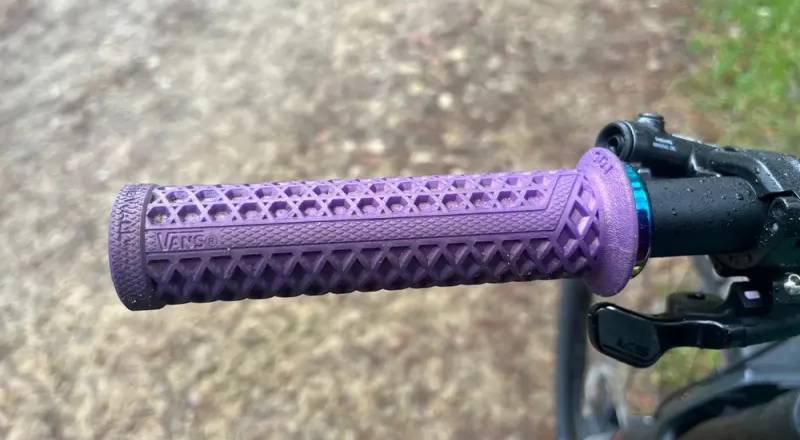 Гріпси ODI Vans v2.1 Lock-On MTB Closed End Iridescent Purple/Oil Slick 5