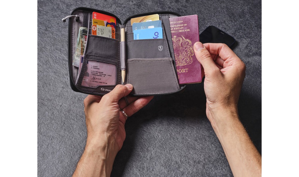 Фотография Кошелек Lifeventure Recycled RFID Mini Travel Wallet grey 4