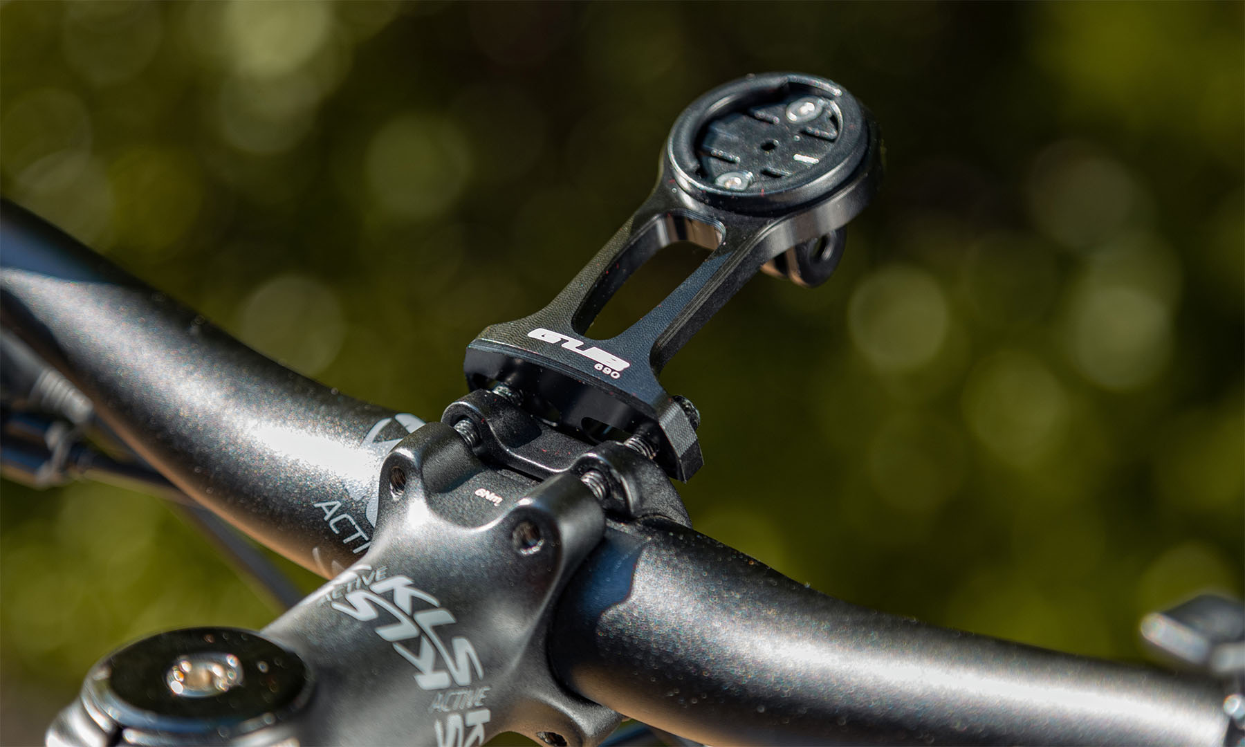 Тримач велокомп'ютера GUB G-690 в кришку виносу, для Garmin, алюмінієвий, чорний 2 Тримач велокомп'ютера GUB G-690 в кришку виносу, для Garmin, алюмінієвий, чорний 2