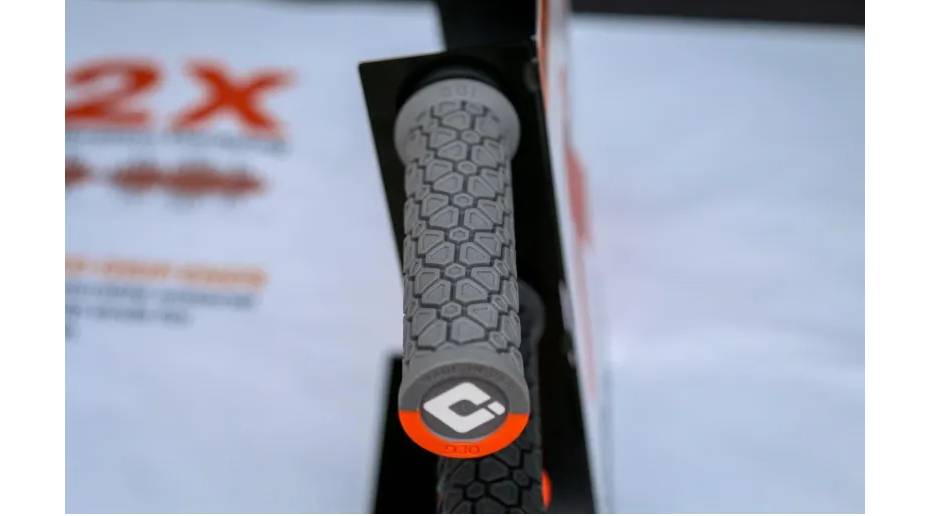 Грипсы ODI Vanquish v2.1 Lock-On MTB Closed End Graphite 5