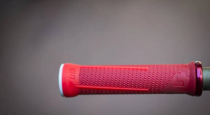 Гріпси ODI AG-1 Signature V2.1 Lock-On червоні з червоними замками 4 Гріпси ODI AG-1 Signature V2.1 Lock-On червоні з червоними замками 4