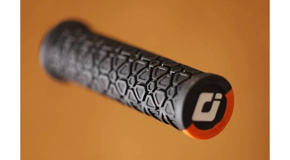 Грипсы ODI Vanquish v2.1 Lock-On MTB Closed End Graphite 9