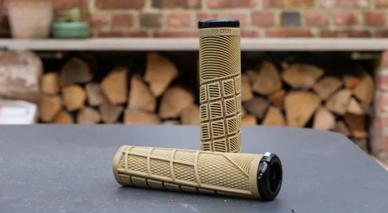 Гріпси ODI Reflex XL v2.1 Lock-On MTB Closed End Tan 3