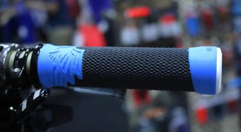 Грипсы ODI AG-2 Signature V2.1 Lock-On черно-синие с черными замками 2