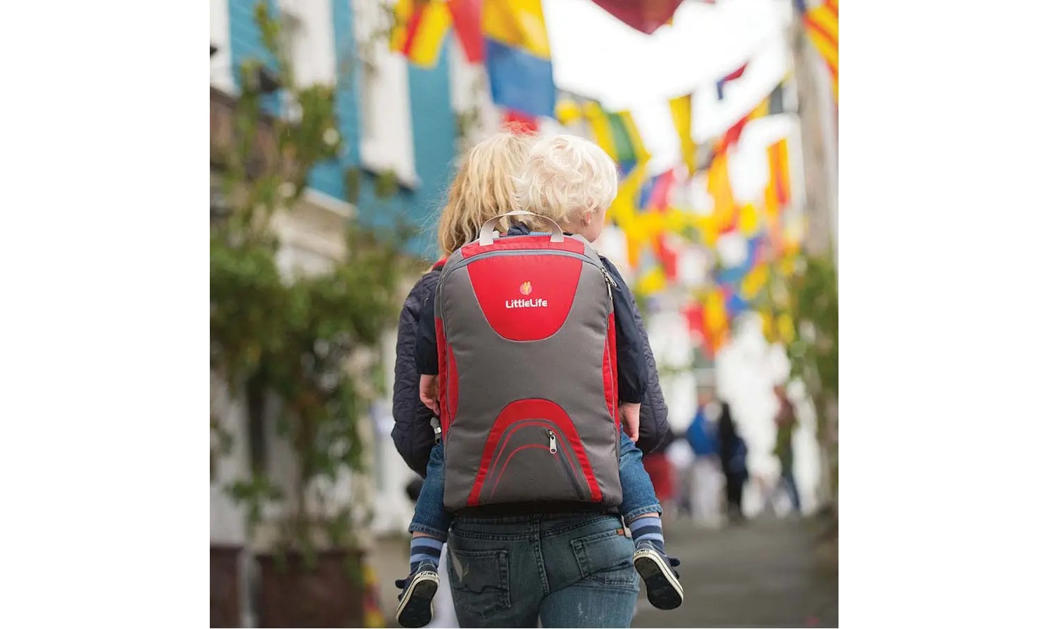 Фотография Рюкзак для переноски ребенка Little Life Traveller S3 red 2