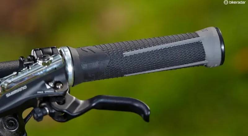 Гріпси ODI AG-1 Signature V2.1 Lock-On чорно-графітові зі срібними замками 3 Гріпси ODI AG-1 Signature V2.1 Lock-On чорно-графітові зі срібними замками 3