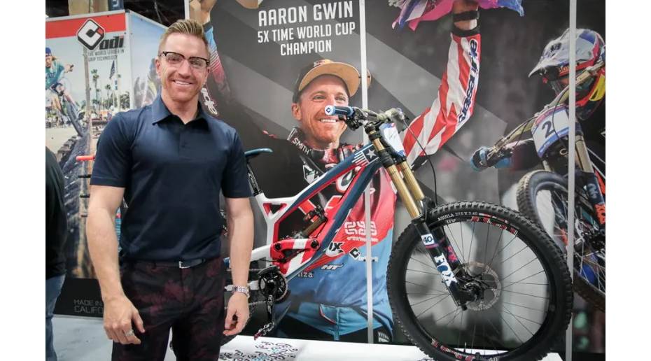 Гріпси ODI AG-2 Signature V2.1 Lock-On сіро-графітові з червоними замками 2 Гріпси ODI AG-2 Signature V2.1 Lock-On сіро-графітові з червоними замками 2