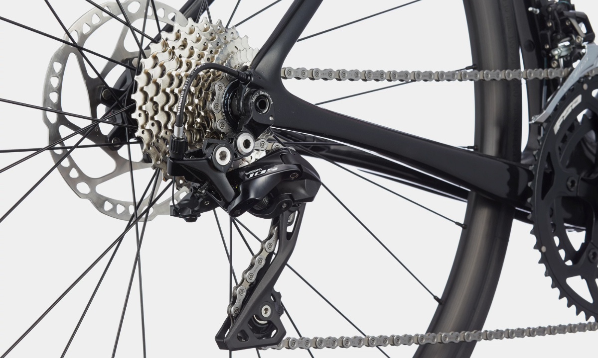 Фотография Велосипед Cannondale SUPERSIX EVO Carbon Disc 105 28" (2021) 2021 Черно-белый 4